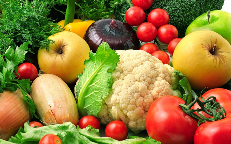 Много овощей и фруктов