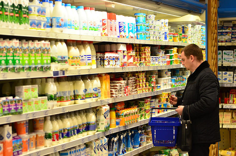 Выбирать молочные продукты в магазине