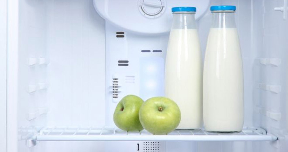 Молоко в холодильнике