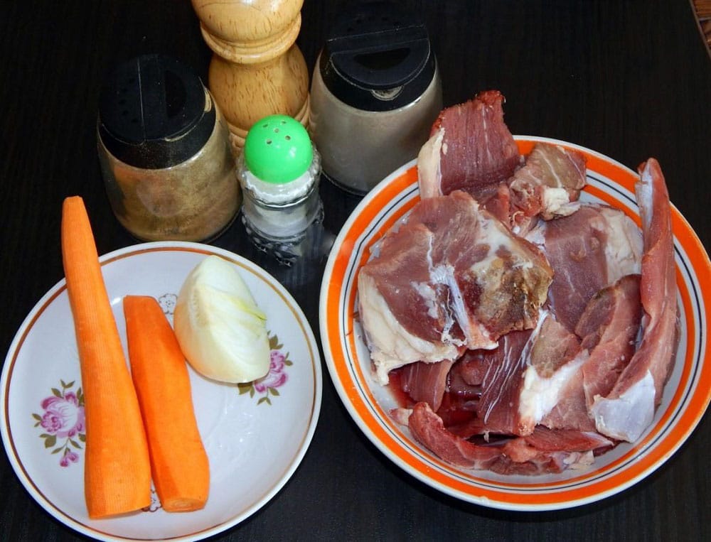 Состав говяжьей тушёнки на сковороде