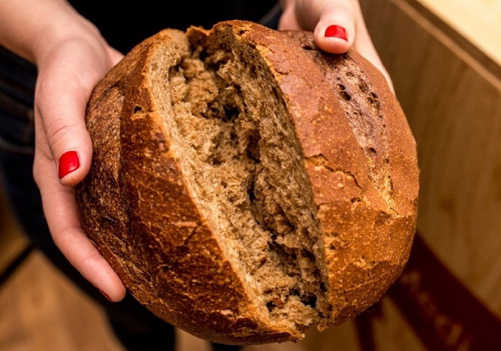 Свежий хлеб в руках