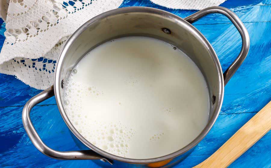 Козье молоко в кастрюле