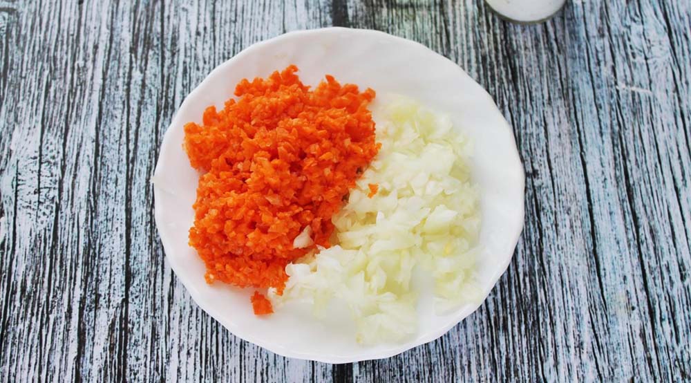 Лук и морковь на тарелке