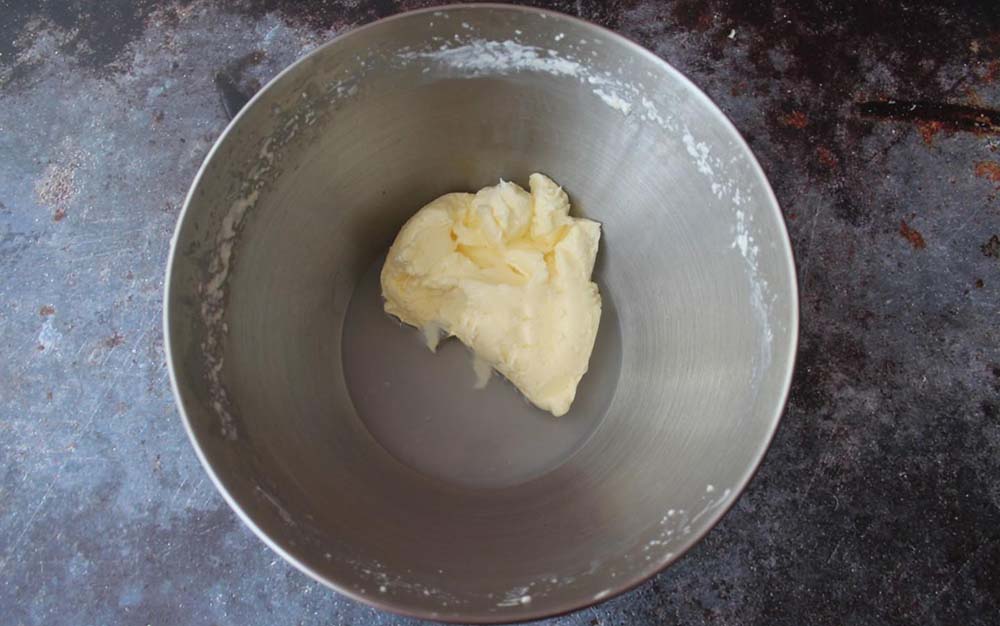Масло с пахтой в миске