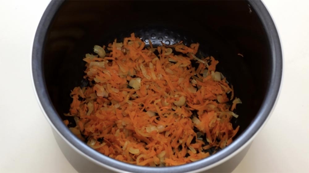 Морковь с луком в мультиварке