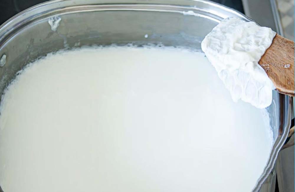Плёнка на молоке в кастрюле