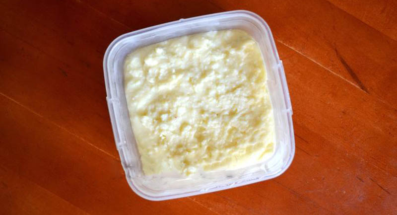 Сыр из кефира в форме