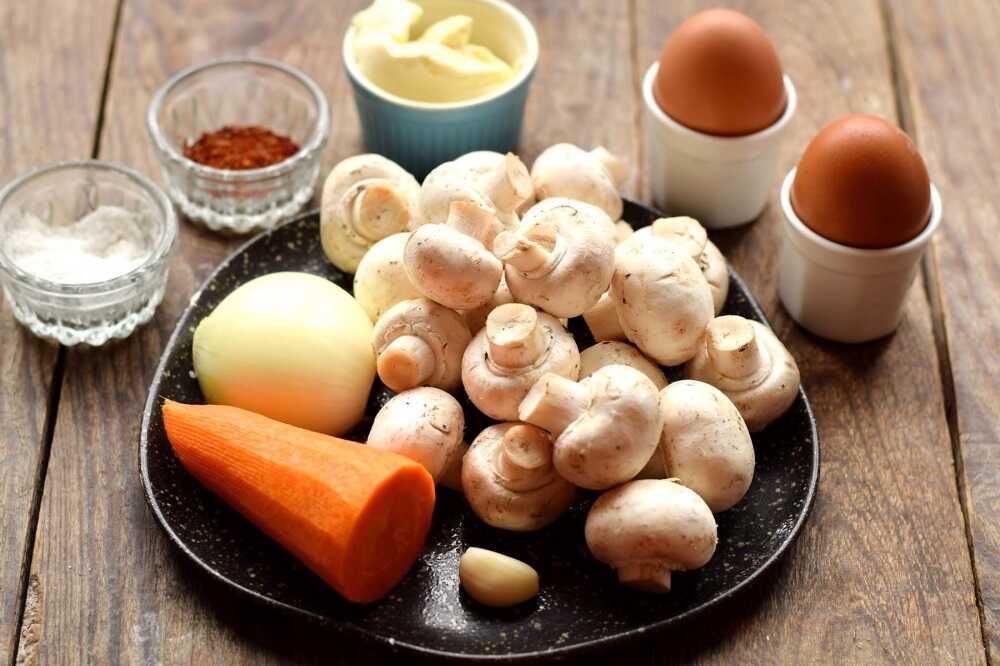 Ингредиенты для грибного паштета с яйцами
