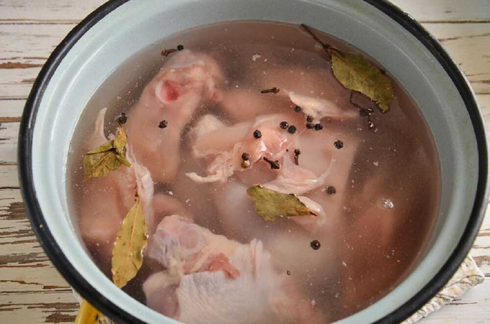 Куриное мясо со специями в воде в кастрюле