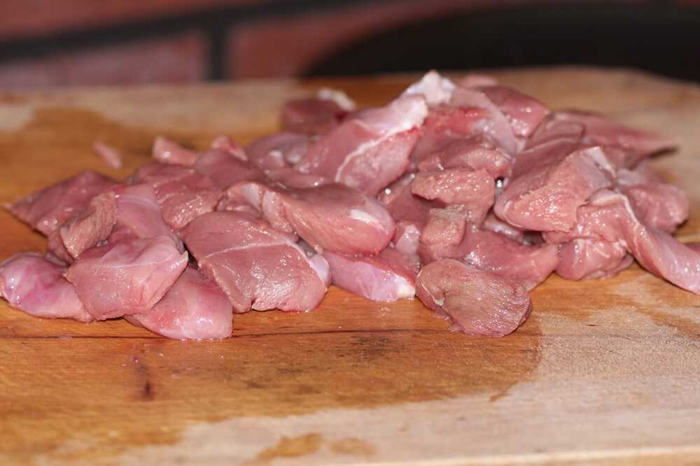 Нарезанное мясо утки