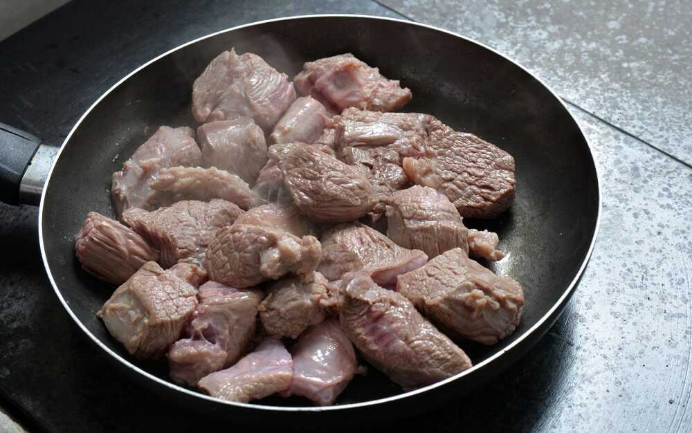 Сковорода с мясом оленя