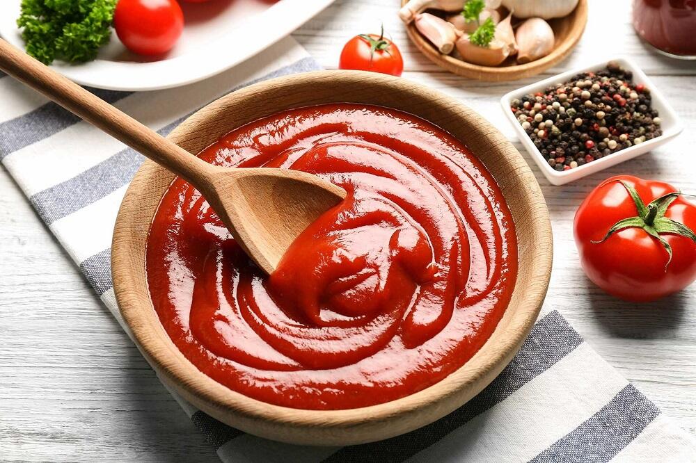 Красный соус в деревянной тарелке