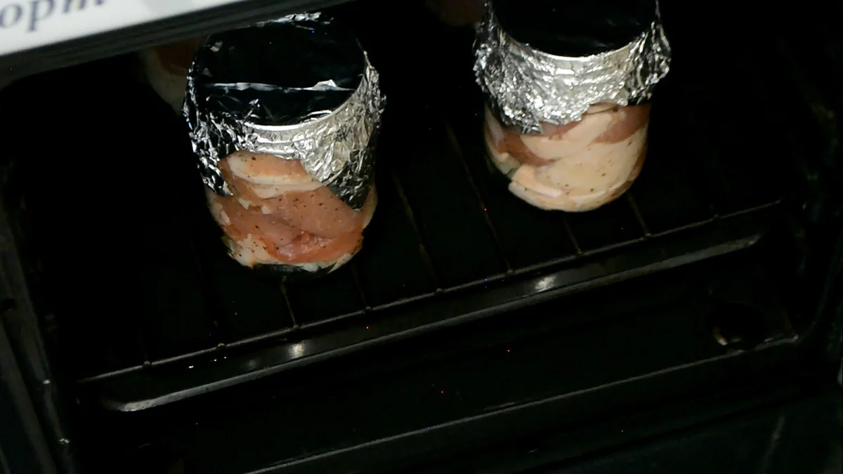 Две банки с мясом в духовке