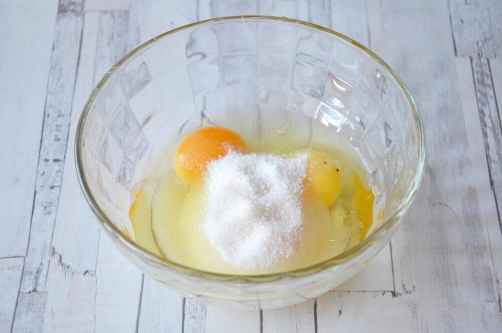 Яйца с водой и солью в стеклянной миске