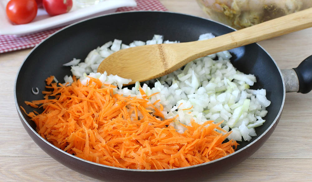 Лук и морковь для яичного паштета