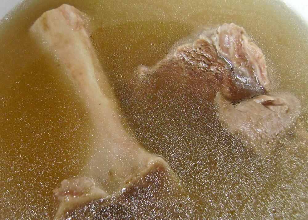 Мясо варится в кастрюле