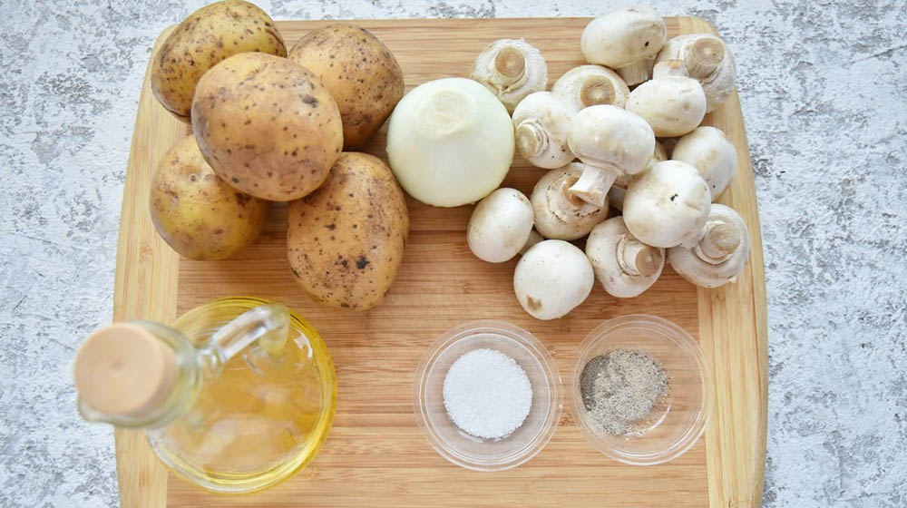 Картофель, грибы, лук, масло и специи