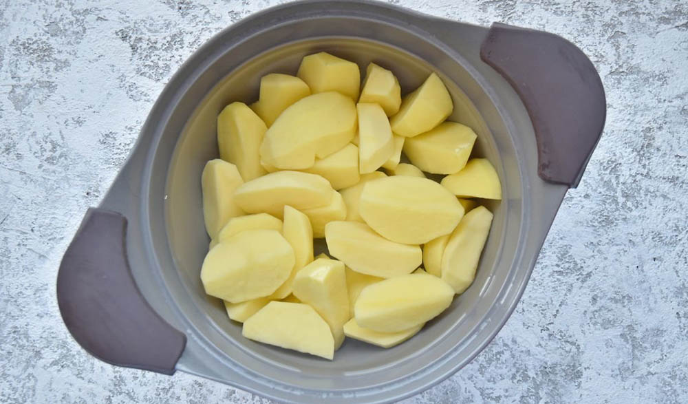 Картофель в кастрюле для вареников