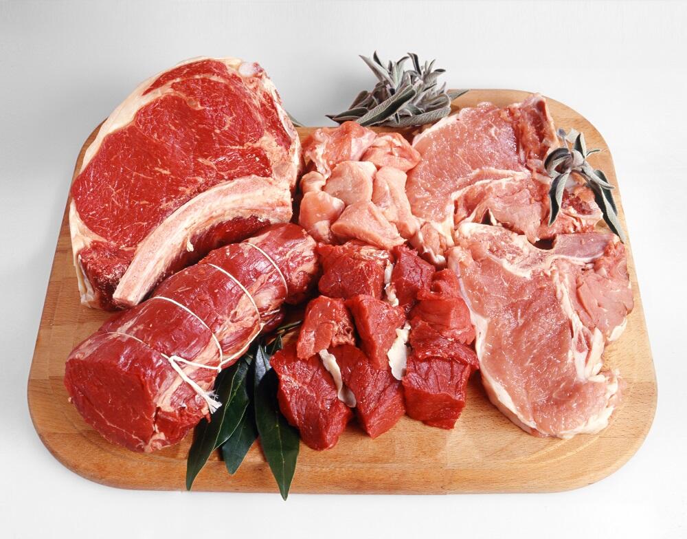 Разные виды мяса на разделочной доске