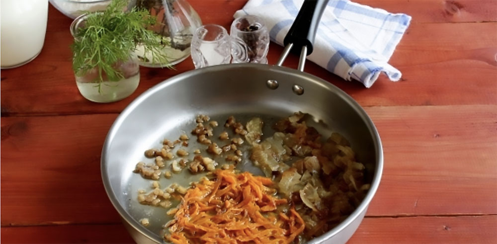 Морковь с луком и салом на сковороде