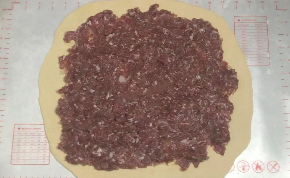 Мясо с луком на тесте