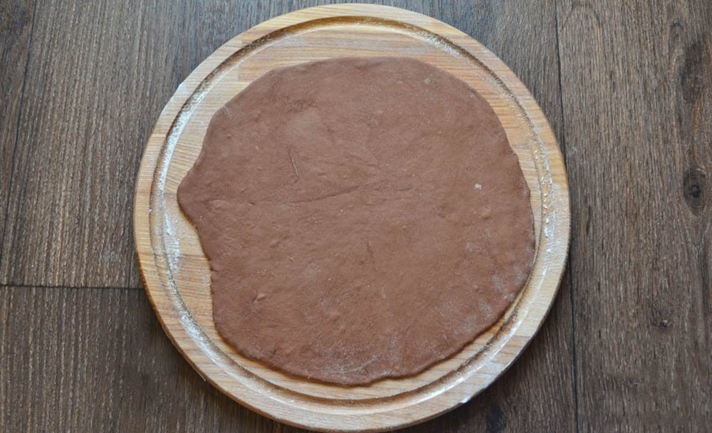 Шоколадное тесто на доске
