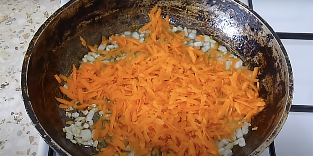 Лук с морковью на сковороде