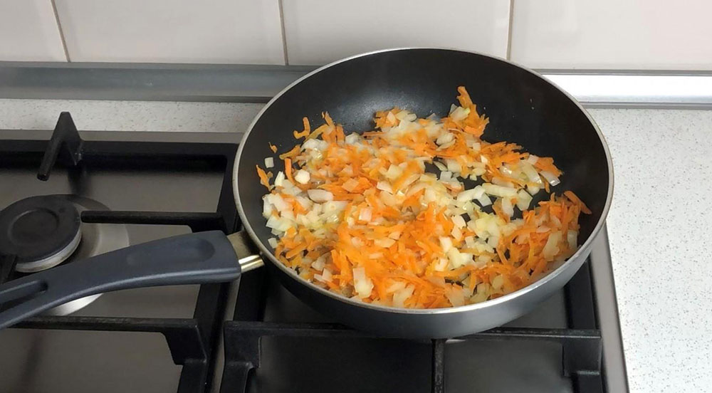 Морковь с луком на сковороде для ленивых пельменей