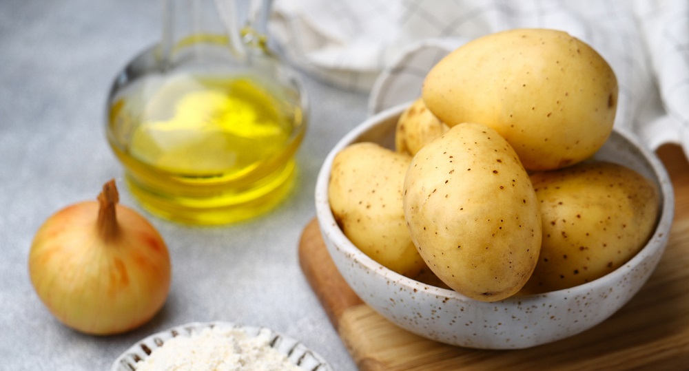Картофель, луковица и подсолнечное масло