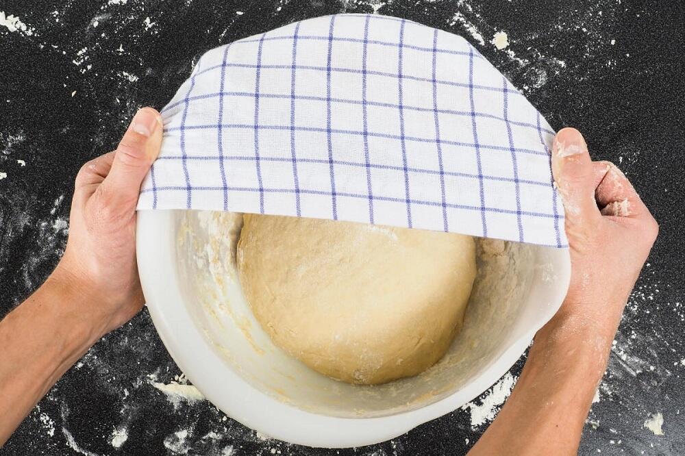 Накрытое полотенцем тесто