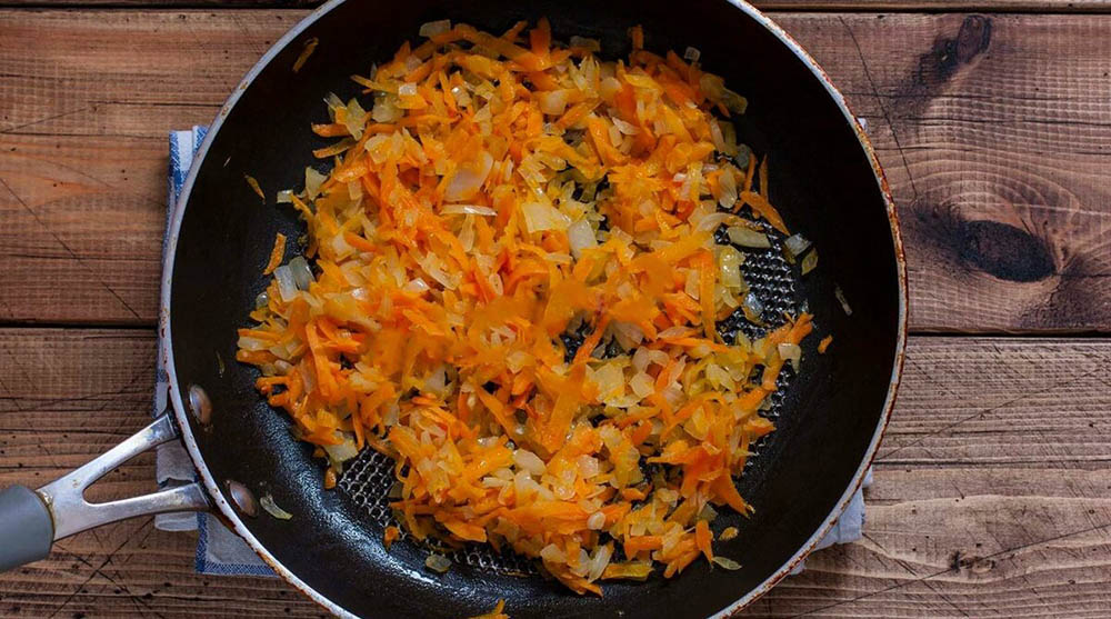 Лук и морковь на сковороде для печени лося