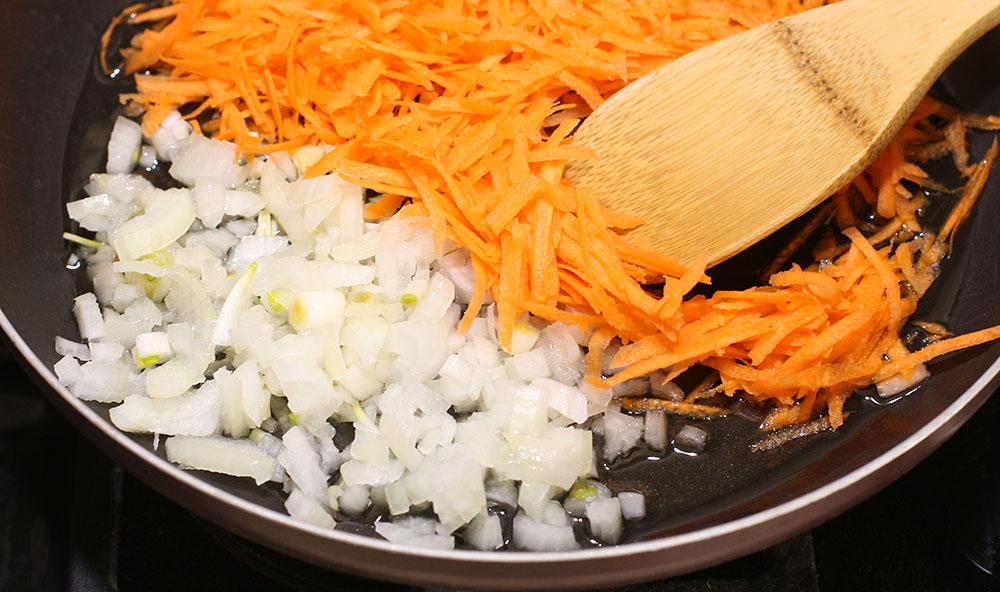 Морковь и лук на сковороде для паштета