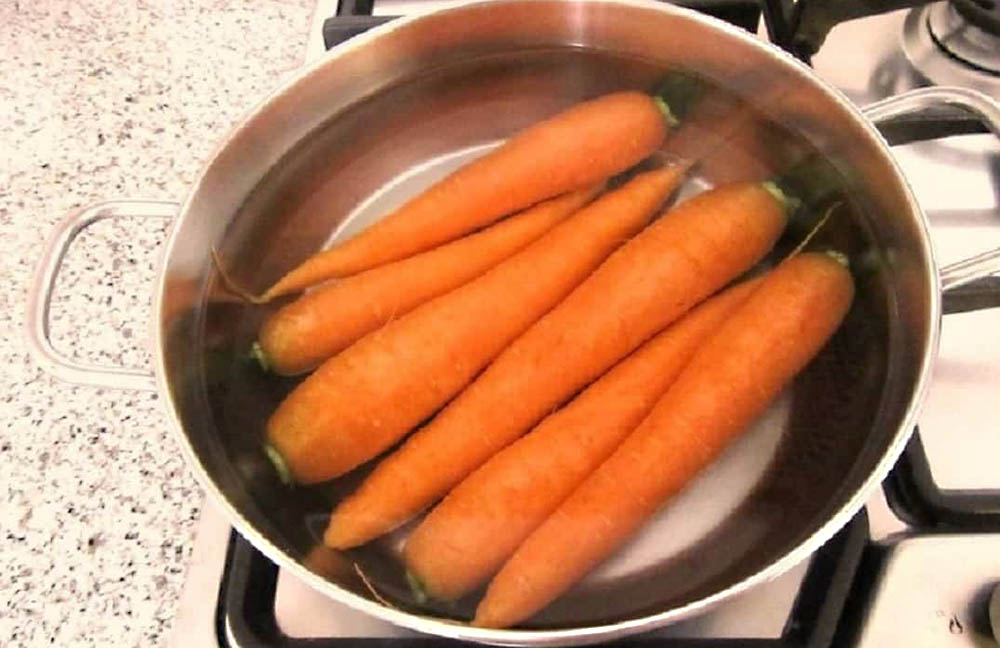 Морковь в кастрюле