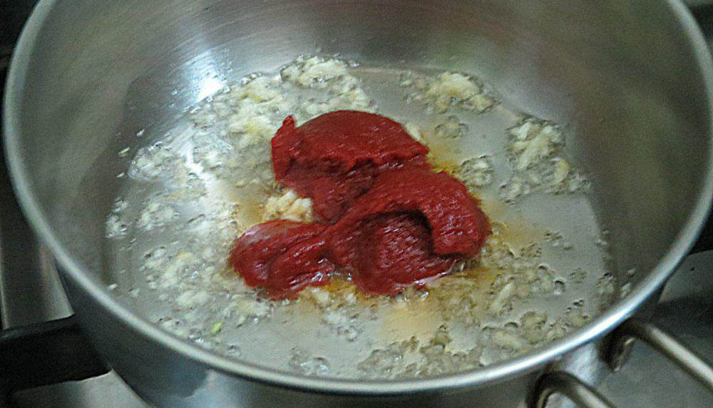 Чеснок и томатная паста