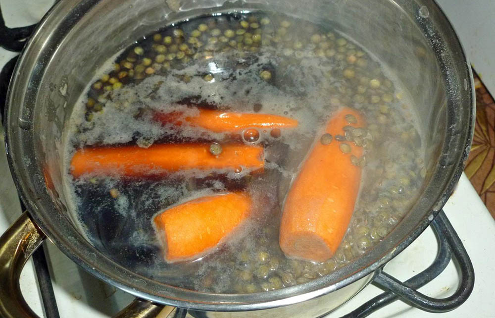 Чечевица и морковь в кастрюле