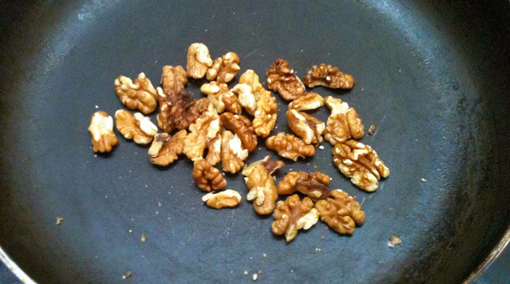 Орехи на сковороде
